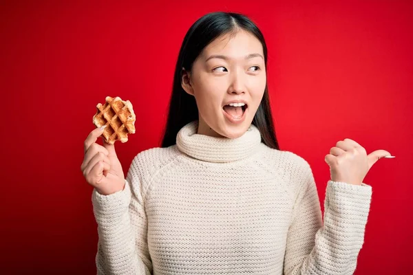 Joven Mujer Asiática Comiendo Dulce Sabroso Gofre Belga Sobre Fondo — Foto de Stock