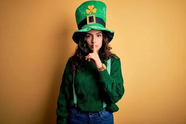 Красивая Кудрявая Женщина Зеленой Шляпе Клевером Празднует День Святого Патрика — стоковое фото