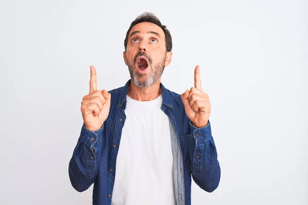 Homem Bonito Meia Idade Vestindo Camisa Jeans Azul Sobre Fundo — Fotografia de Stock