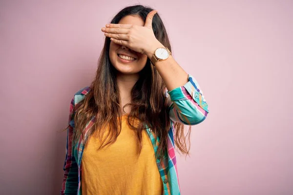 Mujer Morena Hermosa Joven Con Camisa Colorida Casual Pie Sobre —  Fotos de Stock