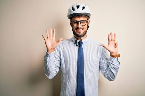 Jovem Empresário Vestindo Óculos Capacete Bicicleta Sobre Terreno Panificação Branco — Fotografia de Stock