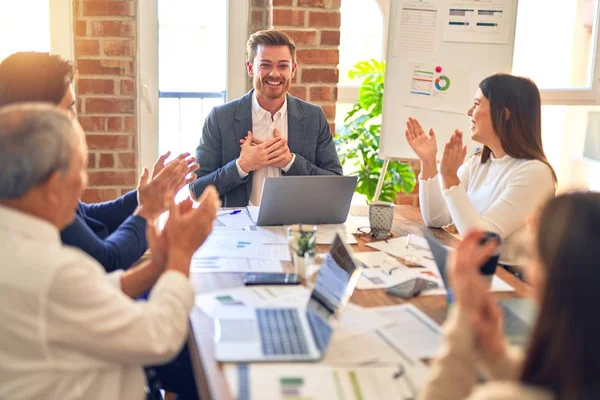 Grupo Trabajadores Negocios Sonriendo Felices Confiados Trabajando Juntos Con Sonrisa — Foto de Stock