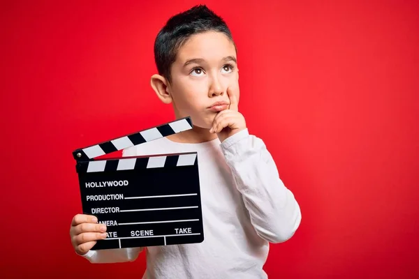 Kleiner Junge Kind Filmt Video Hält Kinoregisseur Klapptafel Über Isoliertem — Stockfoto