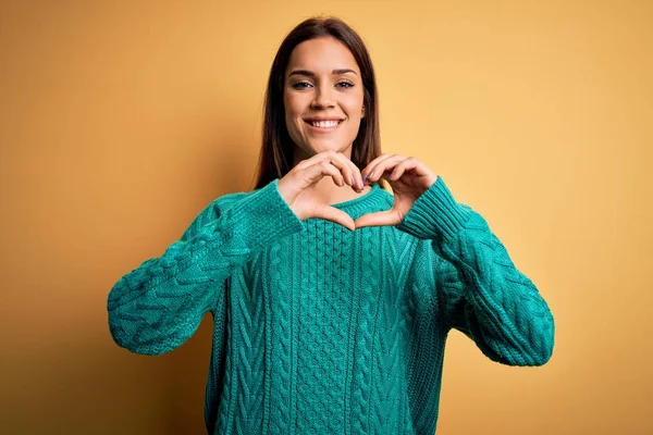 Young Beautiful Brunette Woman Wearing Green Casual Sweater Yellow Background — Stockfoto