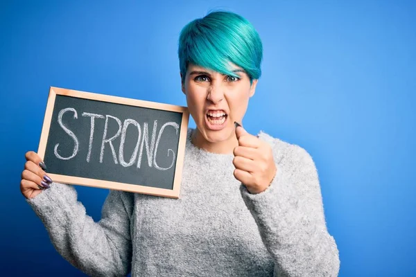 Mujer Joven Con Pelo Moda Azul Sosteniendo Pizarra Con Fuerte — Foto de Stock