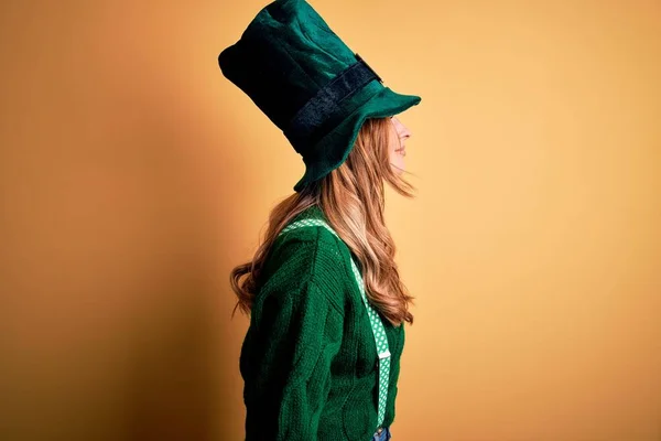 Krásná Brunetka Žena Zeleném Klobouku Jetelem Slaví Svatý Patricks Den — Stock fotografie