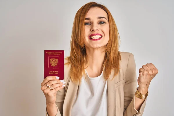 Ruiva Caucasiana Mulher Negócios Segurando Passaporte Rússia Sobre Fundo Isolado — Fotografia de Stock