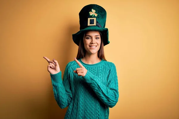 Jeune Belle Femme Brune Portant Chapeau Vert Avec Trèfle Célébrant — Photo