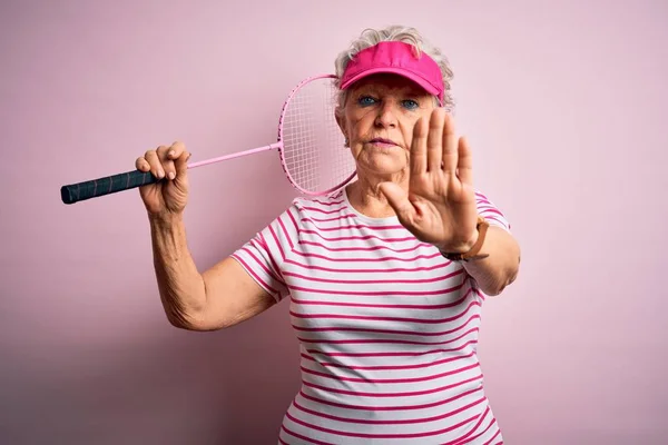 Senior Bela Esportista Segurando Badminton Raquete Sobre Fundo Rosa Isolado — Fotografia de Stock