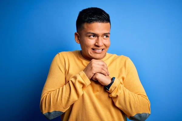 Joven Hombre Latino Guapo Usando Suéter Casual Amarillo Sobre Fondo —  Fotos de Stock