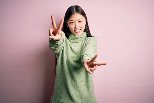 Giovane Bella Donna Asiatica Indossa Maglione Invernale Verde Sfondo Rosa — Foto Stock