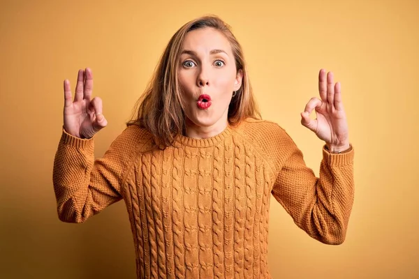 Giovane Bella Donna Bionda Indossa Maglione Casual Piedi Sfondo Giallo — Foto Stock