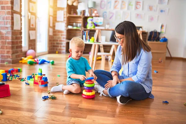 Joven Niño Caucásico Jugando Escuela Juegos Con Maestro Madre Hijo —  Fotos de Stock