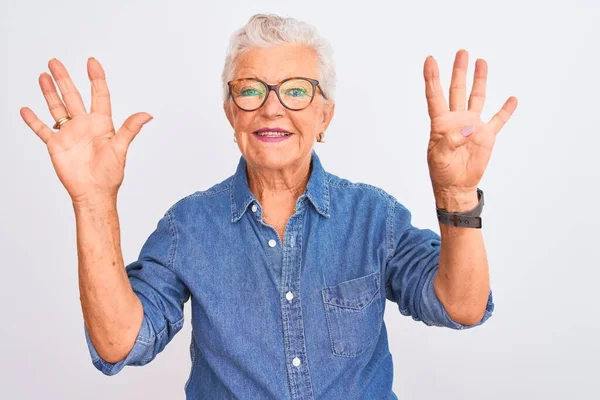 Senior Mulher Cabelos Grisalhos Vestindo Camisa Jeans Óculos Sobre Fundo — Fotografia de Stock