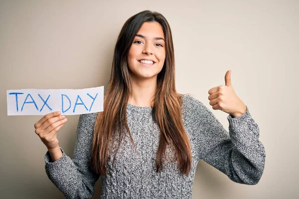 Menina Bonita Jovem Segurando Papel Com Mensagem Dia Imposto Sobre — Fotografia de Stock