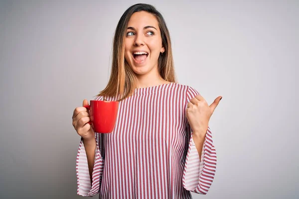 Mulher Loira Bonita Com Olhos Azuis Bebendo Caneca Vermelha Café — Fotografia de Stock