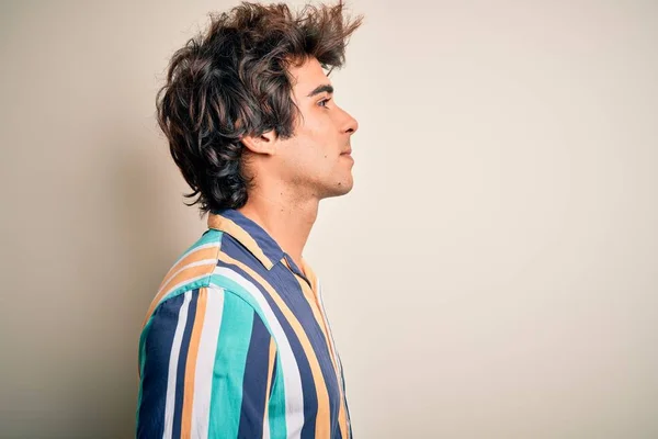 Hombre Joven Vacaciones Con Camisa Colorida Verano Pie Sobre Fondo —  Fotos de Stock