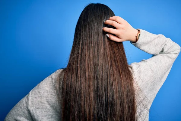 Junge Schöne Asiatische Frau Lässigem Pullover Der Über Blauem Isoliertem — Stockfoto