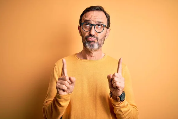 Middle Age Hoary Man Wearing Casual Sweater Glasses Isolated Yellow — Stock Photo, Image