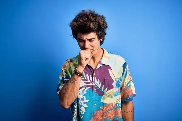 Mladý Pohledný Muž Dovolené Letní Košili Přes Izolované Modré Pozadí — Stock fotografie