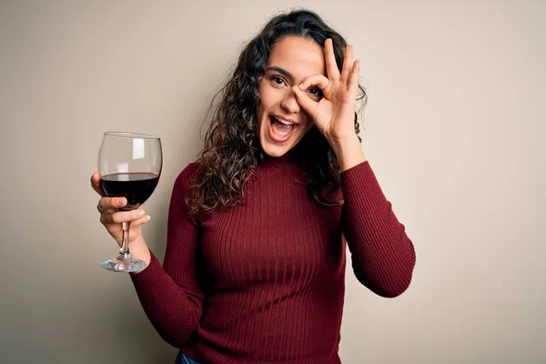 Giovane Bella Donna Con Capelli Ricci Bere Bicchiere Vino Rosso — Foto Stock