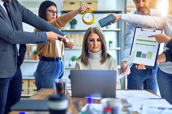 Group Business Workers Working Together Partners Stressing One Them Office — Stockfoto