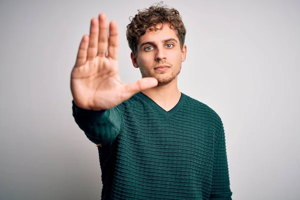 Joven Hombre Guapo Rubio Con Pelo Rizado Usando Suéter Verde — Foto de Stock