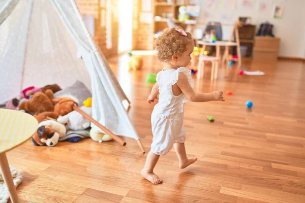 Красива Біла Дитина Грає Іграшками Барвистій Ігровій Кімнаті Щасливий Грайливий — стокове фото