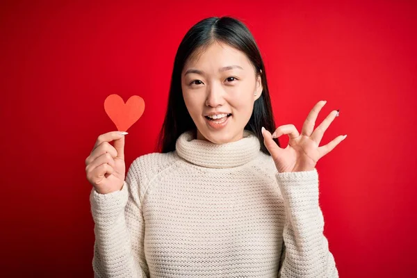 Jonge Aziatische Vrouw Met Romantische Rode Hart Papieren Vorm Rood — Stockfoto