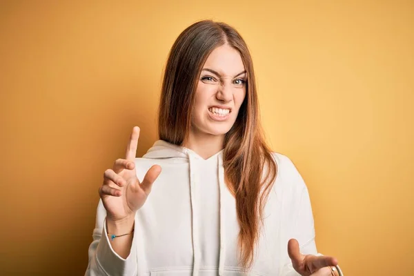 Giovane Bella Rossa Donna Sportiva Che Indossa Felpa Sfondo Giallo — Foto Stock