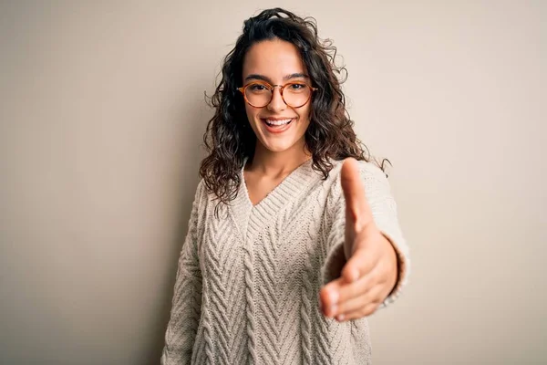 Hermosa Mujer Con Pelo Rizado Usando Suéter Casual Gafas Sobre — Foto de Stock