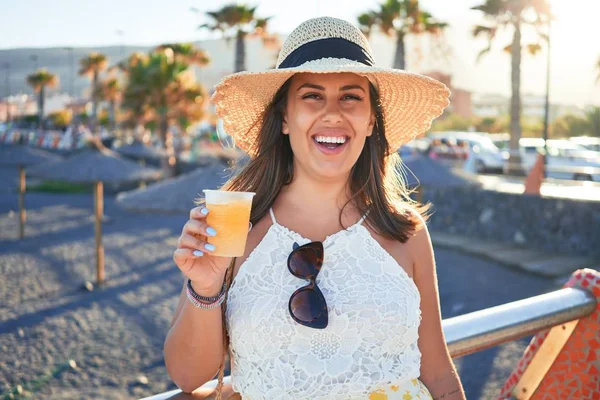 Joven Hermosa Mujer Sonriendo Feliz Disfrutando Vacaciones Verano Beber Aguanieve —  Fotos de Stock