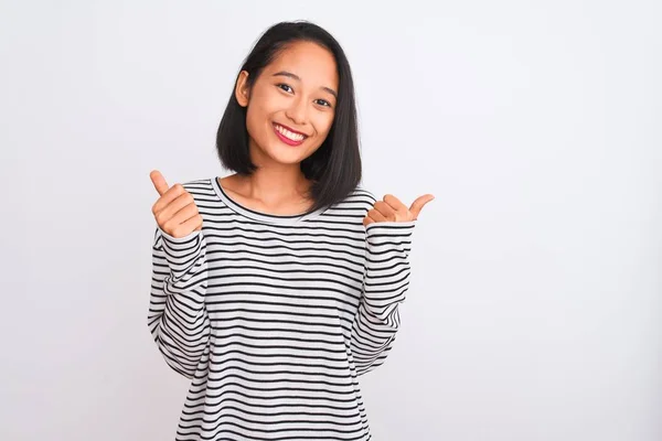 Joven Mujer China Con Camiseta Rayas Pie Sobre Signo Éxito — Foto de Stock
