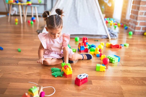 Giovane Bel Bambino Seduto Sul Pavimento Giocare Con Blocchi Costruzione — Foto Stock