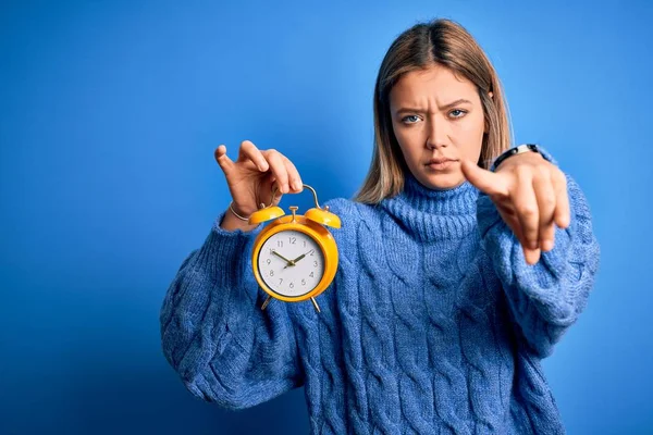 Young Beautiful Woman Holding Alarm Clock Standing Isolated Blue Background — ストック写真