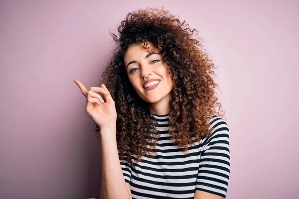 Mulher Bonita Nova Com Cabelo Encaracolado Piercing Vestindo Shirt Listrada — Fotografia de Stock