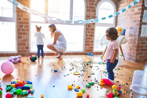 Junge Schöne Lehrerin Und Kleinkinder Spielen Kindergarten — Stockfoto