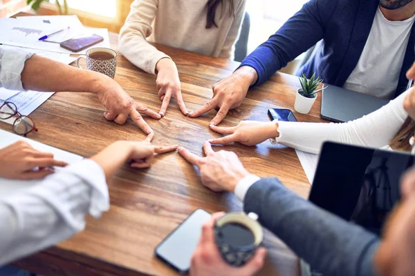 Grupp Affärsmän Som Står Med Händerna Tillsammans Göra Symbol Med — Stockfoto