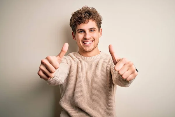 곱슬머리의 곱슬곱슬 스웨터 가손으로 적극적 행동을 승인하고 엄지손가락은 웃으며 성공하기를 — 스톡 사진