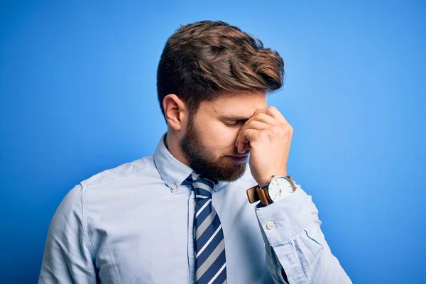 Giovane Uomo Affari Biondo Con Barba Occhi Azzurri Che Indossa — Foto Stock