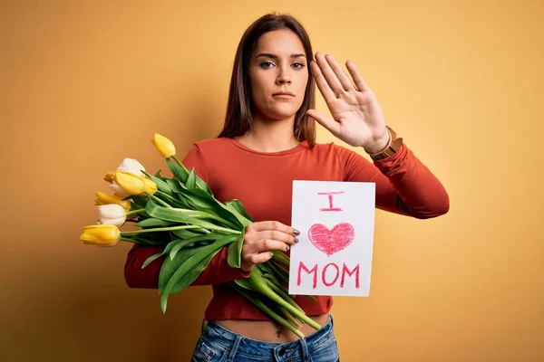 Mooie Vrouw Vieren Moeders Dag Met Liefde Moeder Boodschap Boeket — Stockfoto