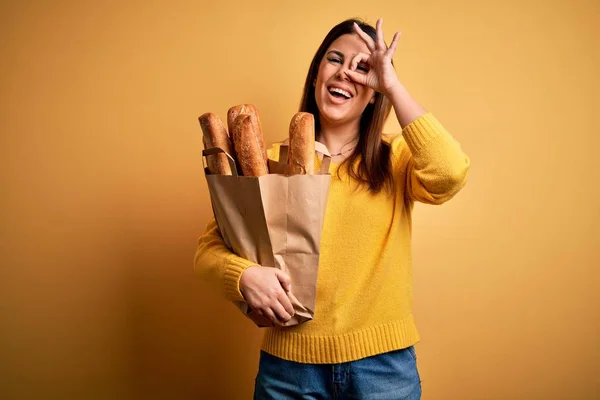 Młoda Piękna Kobieta Trzyma Worek Świeżego Zdrowego Chleba Żółtym Tle — Zdjęcie stockowe