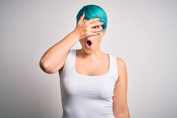 Mujer Hermosa Joven Con Pelo Azul Manera Que Usa Camiseta — Foto de Stock