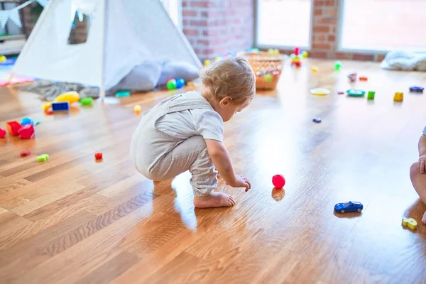 Bedårande Blont Barn Som Leker Runt Massor Leksaker Dagis — Stockfoto