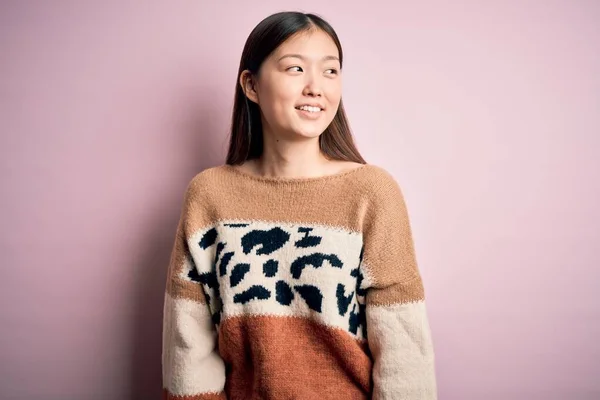 Young Beautiful Asian Woman Wearing Animal Print Fashion Sweater Pink — 스톡 사진