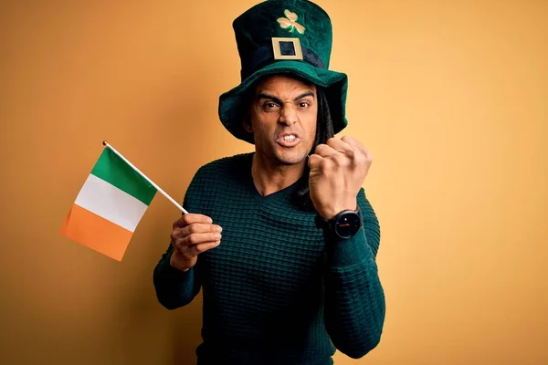 Homme Afro Américain Portant Chapeau Vert Tenant Drapeau Irlandais Célébrant — Photo