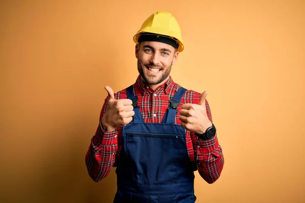 Giovane Costruttore Che Indossa Uniforme Costruzione Casco Sicurezza Sfondo Giallo — Foto Stock