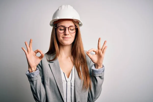 Jonge Mooie Roodharige Architect Vrouw Draagt Veiligheidshelm Witte Achtergrond Ontspannen — Stockfoto