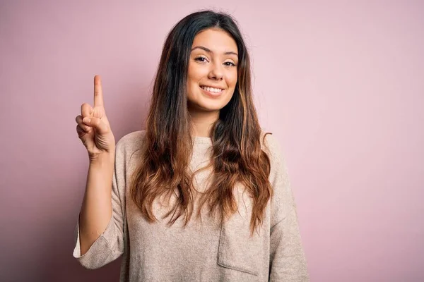 Ung Vacker Brunett Kvinna Bär Casual Tröja Står Över Rosa — Stockfoto