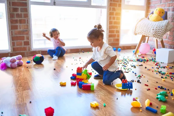Entzückende Kleinkinder Spielen Kindergarten — Stockfoto